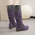 Modische lila hohe Martin-Stiefel mit Strickbündchen und dekorativem Schnallenriemen. - Lila