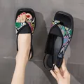 Sandali da donna con stampa pitonata colorata, punta quadrata e cinturino elastico. - 35 / Colorato