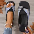 Eleganti sandali bassi infradito con motivo floreale blu e cinturino elastico posteriore - Floreale Blu