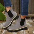 Bottines Chelsea en daim gris pour femmes avec semelles compensées portées aux pieds - 36 / Gris