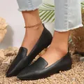 Détail de ballerines noires à motif serpent et bout pointu portées en extérieur par un mannequin - 36 / Noir