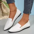 Détail de ballerines pointues blanches avec motif serpent et doublure confortable. - 36 / Blanc