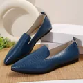 Vue détaillée du cuir bleu à motif serpent sur des chaussures plates à bout pointu - 36 / Bleu
