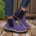 Vista dettagliata degli stivaletti Chelsea in pelle scamosciata viola con suola spessa. - 36 / Viola