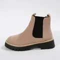 Vista laterale di stivaletti Chelsea in pelle scamosciata beige con spessa suola nera e punta tonda. - 36 / Beige