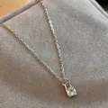 Elegante Halskette aus S925 Silber mit kleinem Diamantschloss-Anhänger auf Samt - Weißgold
