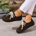 Vintage dunkelbraune Wildleder Slipper mit bunten Perlen und weißen Ziernähten für Damen - Braun