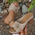 Detailansicht beige High-Heel-Pantoletten mit 3D-Blumenakzent und lasergeschnittenen Details. - Gebrochenes Weiß