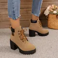 Gros plan sur des bottines Martin rétro à talons épais marrons avec design à lacets - 35 / Beige