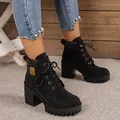 Gros plan de bottines rétro noires à lacets avec talons épais et plateforme antidérapante - 35 / Noir