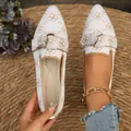 Vue détaillée de ballerines en maille à bout pointu avec nœud décoratif et motif floral - Fer à Cheval Trèfle Blanc