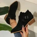 Elegante zwarte enkellaarsjes met een puntige neus, zijgesp en de lage blokhakken - 36 / Zwart