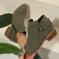 Olijfgroene enkellaarsjes met puntige neus, lage hak en decoratieve gesp detail - 36 / Legergroen