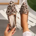 Vue détaillée de ballerines confortables à motif léopard avec bout pointu et un nœud - Léopard Kaki