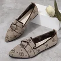 Vue détaillée de la texture en maille et du nœud élégant sur ces ballerines à bout pointu - Monogramme