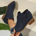 Elegante navyblauwe enkellaarzen met puntige neus, blokhak en een zijgesp bandje - 36 / Donkerblauw