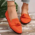 Vue détaillée de mocassins plats orange en maille à bout pointu avec nœud décoratif - Rouge Orangé