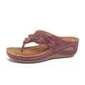 Vista lateral detallada de sandalias de cuña color burdeos para mujer con tres flores decorativas - 36 / Burdeos