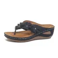 Detalle de chanclas de cuña azul marino con tres flores decorativas y costuras blancas. - 36 / Azul marino
