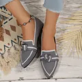 Detalle de manoletinas grises de punto con punta fina y nudo decorativo en suelo de madera - 36 / Gris