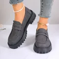 Mocassins élégants en daim gris avec semelle plateforme épaisse et style anglais - 35 / Gris