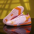 Lichtroze flyknit voetbalschoenen met oranje details en TF-turf zolen voor training - 36 / Turf Noppen (TF) / Roze