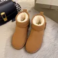 Premium bruine wintersneeuwlaarzen met warme witte imitatiebontvoering op een grijs tapijt - 36 / Kastanjebruin