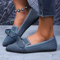 Gros plan sur des ballerines pointues en maille bleue avec motif géométrique et nœud - Petit Carreau Bleu Clair