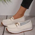 Vue détaillée de mocassins confortables pour femmes crème avec boucle en métal doré. - 36 / Blanc