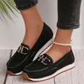 Gros plan de mocassins rétro noirs avec boucle décorative en métal doré. - 36 / Noir
