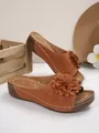 Elegantes sandalias de cuña marrones para mujer con flor 3D y cuero perforado - Tostado