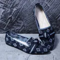 Détail de ballerines tissées bleu marine à bout pointu avec nœud et motif - Grille Bleu Marine