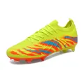 Vue détaillée d'une chaussure de football jaune fluo avec motifs graffiti vibrants. - Crampons longs jaunes