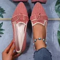 Gros plan sur des ballerines pointues à motifs rouge et blanc avec nœud élégant - Petit Carreau Rouge
