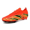 Vue détaillée des chaussures de football orange à graffiti avec crampons longs - Crampons Longs Orange