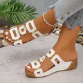 Détail de sandales compensées blanches à boucle dorée et design ajouré pour femme - 36 / Blanc