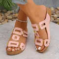 Vue détaillée de sandales compensées roses avec motifs ajourés et dorés - 36 / Rose