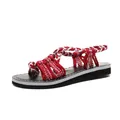 Primer plano del diseño de nudos de cuerda rojos y blancos de estas sandalias de playa. - 35 / Rojo