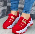 Rode suede dames sneakers met plateauzool, gespband en een dikke witte zool - 35 / Rood