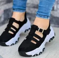 Close-up van chunky zwarte dames sneakers met platformzolen en gespbandjes - 35 / Zwart