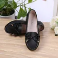 Detailansicht der schwarzen Damen-Loafer mit dekorativer Schleife und weißen Nähten - 35 / Schwarz