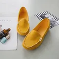Mocassini casual in pelle scamosciata gialla da donna con eleganti cuciture a mocassino - 35 / Giallo