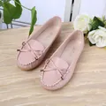 Detailansicht der rosa Schleifen-Loafer mit weicher Ledertextur und weißen Nähten - 35 / Rosa