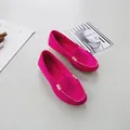 Elegantes mocasines de gamuza fucsia con detalles dorados y costuras a mano refinadas - 35 / Rosa rojo