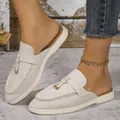 Dettaglio sabot beige a punta da donna con elegante catenina alla caviglia dorata - 36 / Bianco avorio