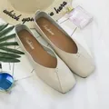 Primo piano di ballerine beige a punta quadrata su uno sfondo alla moda e raffinato - 35 / Bianco avorio