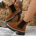Bruine suède Chelsea boots voor dames met dikke zolen in een rustieke omgeving met hooi - 36 / Geel