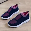 Dettaglio della tomaia in maglia traspirante blu navy e rosa su sneaker da donna - Blu Scuro a Pois
