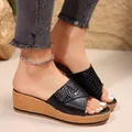 Elegantes sandalias de cuña negras para mujer con tira texturizada y suela de plataforma - Negro