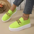 Neongrüne Fly-Knit-Plateau-Sneaker mit modischer, klobiger goldener Kettendekoration - Fluoreszierendes Grün